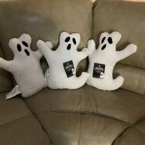 Huntington Halloween Ghost Shaped Set Of 3 Sherpa Cozy Pillows. New With Tags